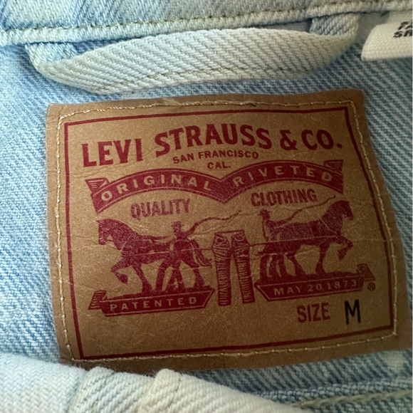 Levi’s Light Wash Embroidered Denim Jacket Floral Sleeve Detail Size M - Picture 5 of 8